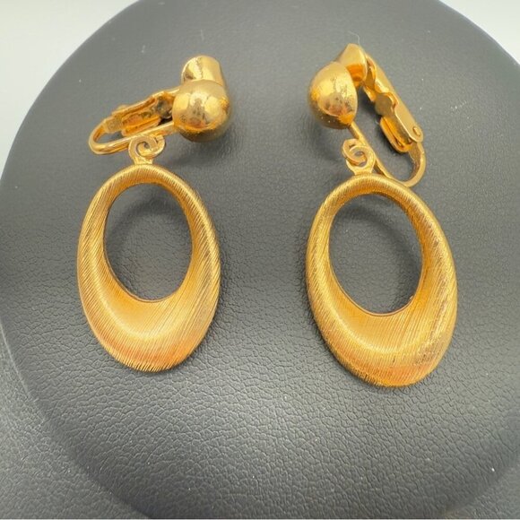Brushed Gold Tone Vintage Clip On Circular Hoop Earrings Bonus Matching Pin - Picture 2 of 9
